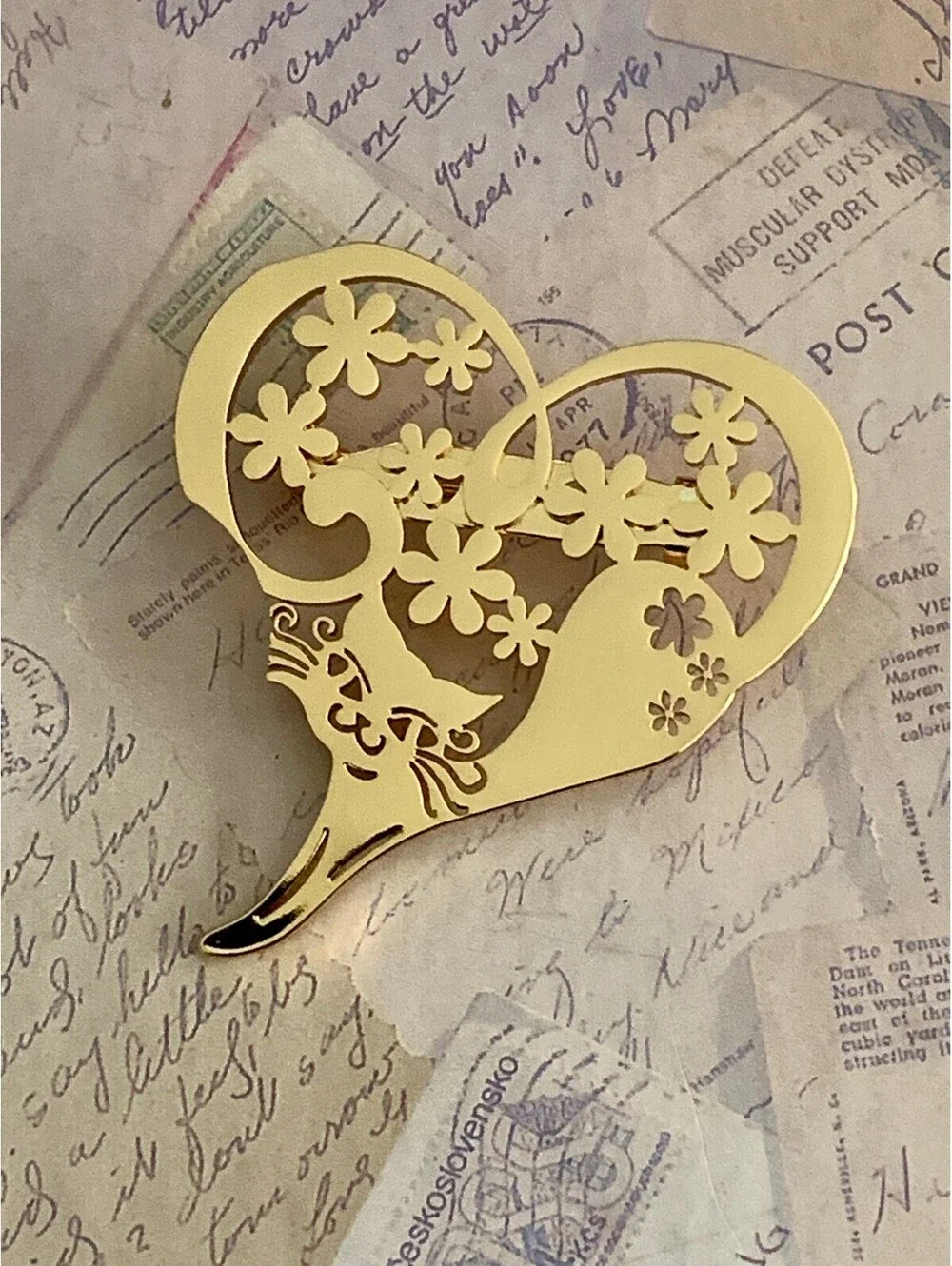 Charming Gold Tone Cat & Flower Heart Pin Brooch - Cute Floral Accessory